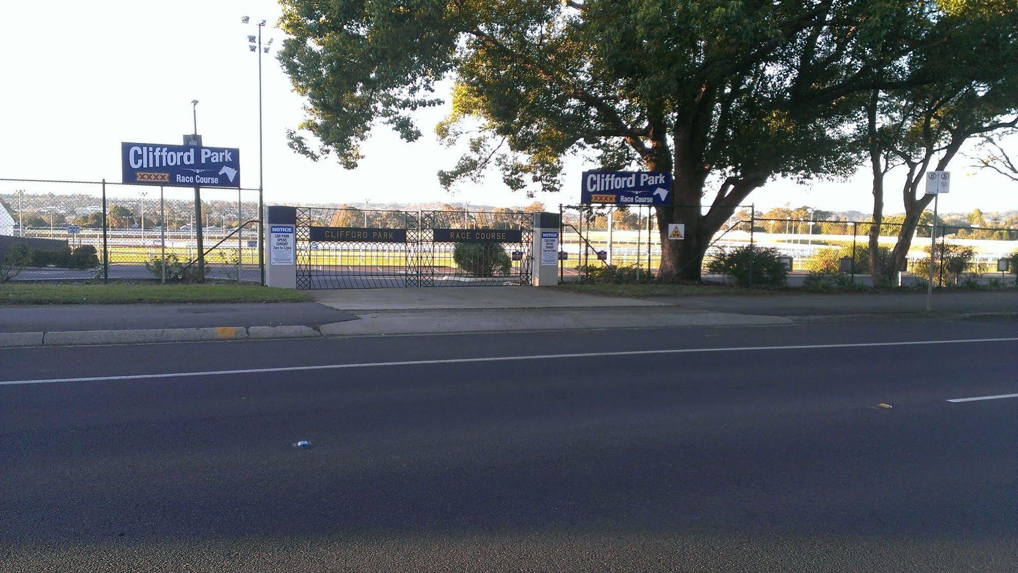 Clifford Park Motor Inn Toowoomba Bagian luar foto